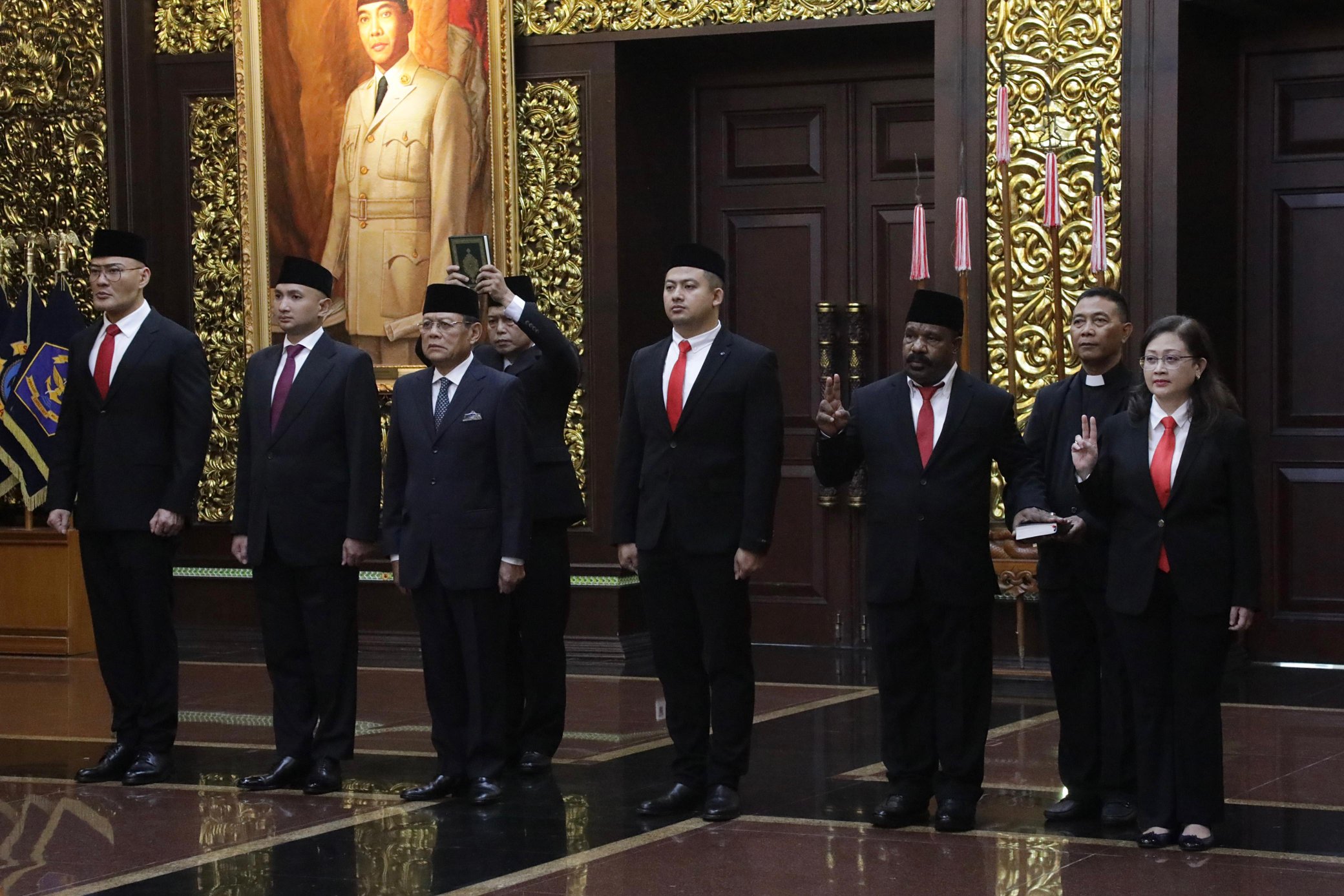 Resmi Dilantik Sjafrie Sjamsoeddin Jadi Stafsus Menhan, Deddy Corbuzier Dapat Penghargaan Satya Lencana